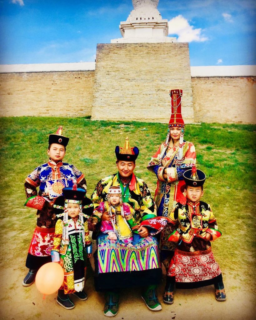 モンゴルの民族衣装ってなんて名前 ?色々調べてみた | モンマグ